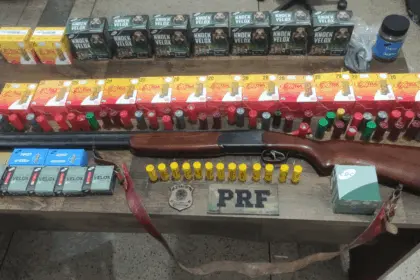 PRF apreende arma, munições e celulares na BR-153
