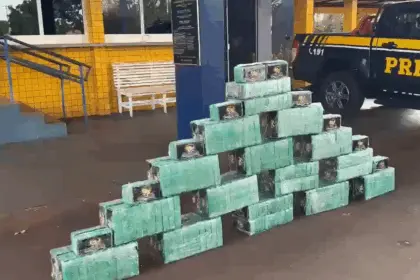PRF intercepta dois caminhões e apreende 330 kg de cocaína