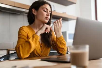 7 riscos de roer as unhas e como parar com esse hábito