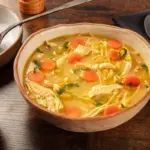 5 receitas de sopas, caldos e cremes com frango para o almoço