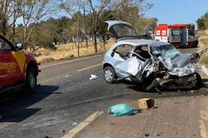 Urgente: Uma pessoa morre e duas ficam feridas em colisão na GO-080, próximo a Goianésia
