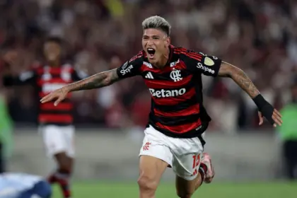 Carrascal decide e Flamengo fica em vantagem na semi da Libertadores