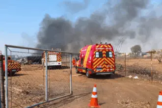 Bombeiros são acionados para controlar incêndio em depósito de reciclagem no Parque das Palmeiras