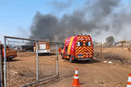 Bombeiros são acionados para controlar incêndio em depósito de reciclagem no Parque das Palmeiras