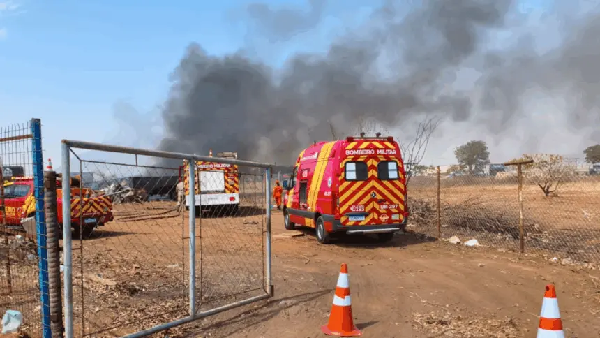 Bombeiros são acionados para controlar incêndio em depósito de reciclagem no Parque das Palmeiras Bombeiros são acionados para controlar incêndio em depósito de reciclagem no Parque das Palmeiras