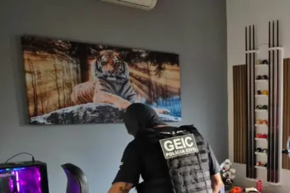 Operação Saldo Negativo cumpre busca domiciliar e investiga ex-gerente de banco por movimentar fraudes usando mais de 50 contas-correntes de clientes