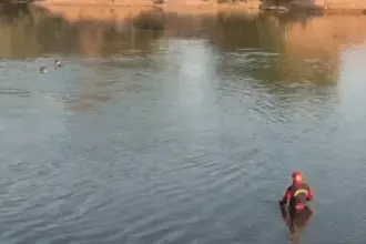 Bombeiros localizam corpo de mulher que caiu com carro no Rio das Almas