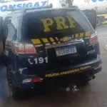 Durante fiscalização a ônibus, PRF apreende droga e detém foragido da Justiça na BR-153