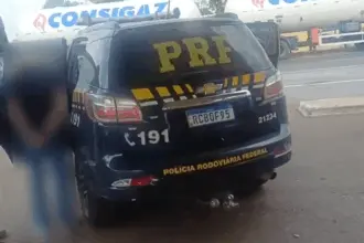 Durante fiscalização a ônibus, PRF apreende droga e detém foragido da Justiça na BR-153