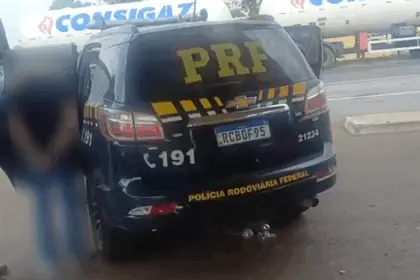 Durante fiscalização a ônibus, PRF apreende droga e detém foragido da Justiça na BR-153