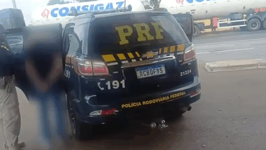 Durante fiscalização a ônibus, PRF apreende droga e detém foragido da Justiça na BR-153