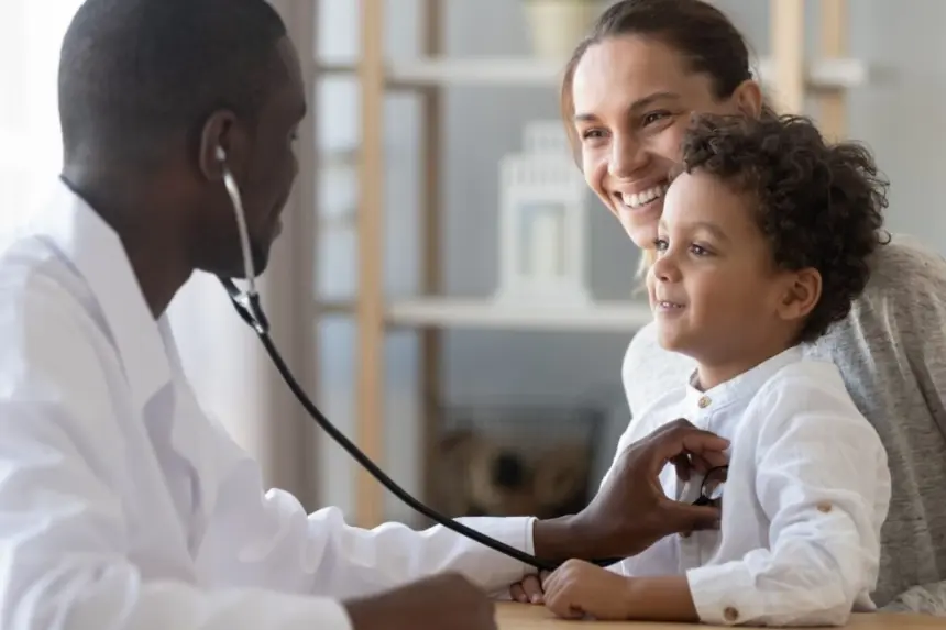 Veja como ajudar a criança a perder o medo de médico