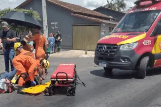 Motociclista fica ferido em acidente com carro na Avenida Contorno