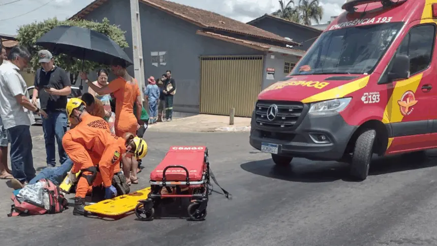 Motociclista fica ferido em acidente com carro na Avenida Contorno