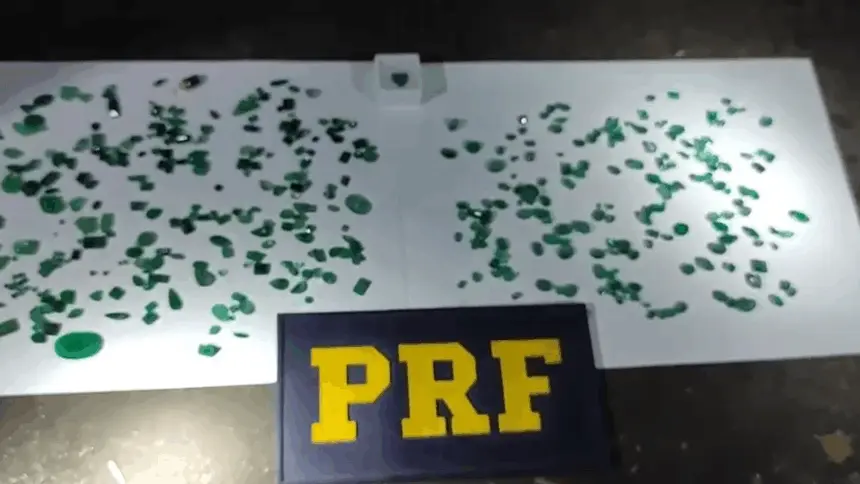 PRF apreende pedras preciosas sem origem comprovada na BR-153, em Jaraguá PRF apreende pedras preciosas sem origem comprovada na BR-153, em Jaraguá