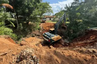 SeInfra executa obra emergencial para conter erosão na “Praça da Baixada”
