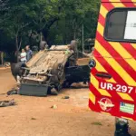 Três pessoas ficam feridas após capotamento na GO-080; bombeiros de Goianésia são acionados