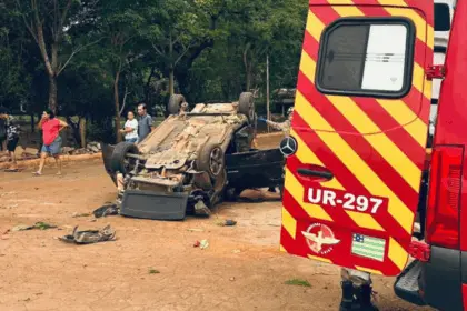 Três pessoas ficam feridas após capotamento na GO-080; bombeiros de Goianésia são acionados