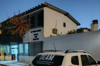 PCGO prende homem por descumprir medidas protetivas e tentar invadir casa de ex-companheira para ameaçá-la de morte