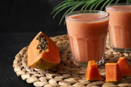 5 receitas de vitaminas com mamão para deixar sua dieta mais saudável