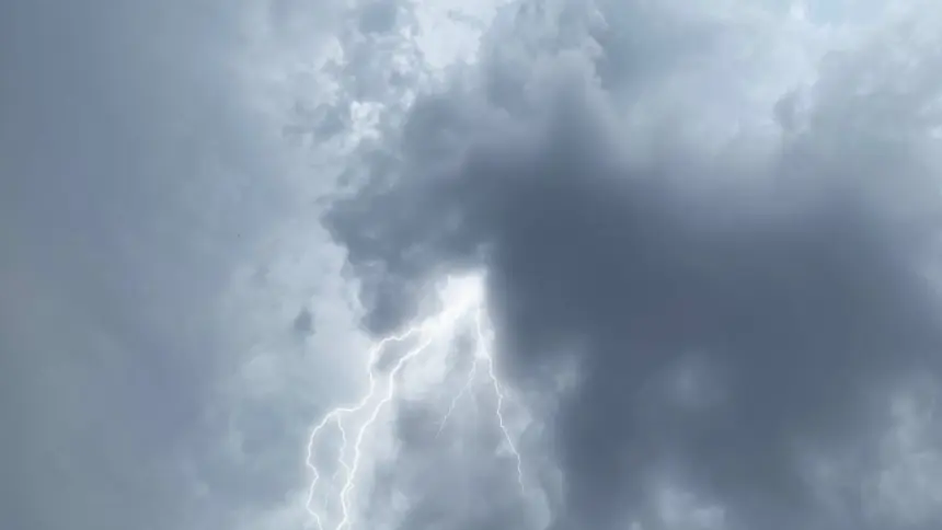 4 milhões de raios em 2025: por que uma descarga atmosférica é tão prejudicial para rede de energia?