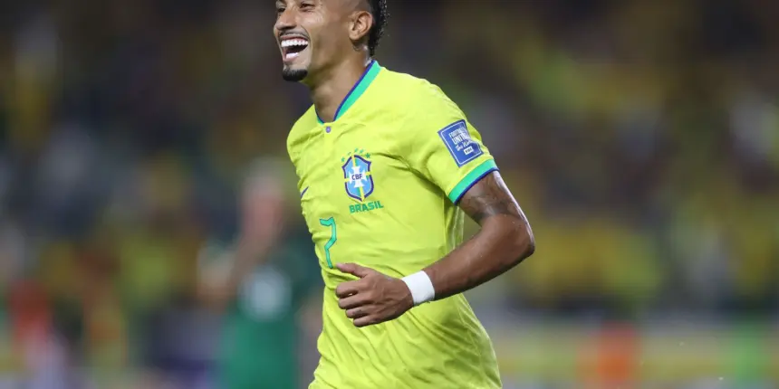 Brasileiro Raphinha é finalista do prêmio de melhor do mundo da Fifa