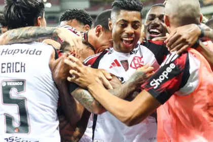 Flamengo goleia Sport e assume liderança; Santos vence Palmeiras