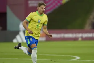 Brasil marca no último minuto e garante vaga na semi do Mundial Sub-17