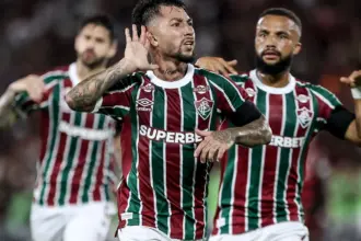 Em um clássico movimentado, Fluminense derrota Flamengo no Maracanã