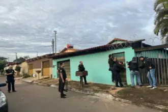 PCGO e PCDF cumprem mandado contra investigado que enviou mensagens de ódio e tentou acessar Embaixada dos EUA com mala em Brasília