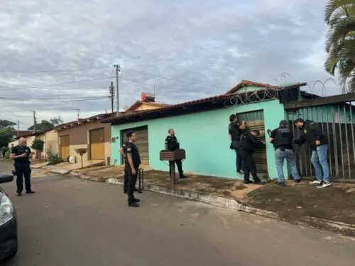 PCGO e PCDF cumprem mandado contra investigado que enviou mensagens de ódio e tentou acessar Embaixada dos EUA com mala em Brasília PCGO e PCDF cumprem mandado contra investigado que enviou mensagens de ódio e tentou acessar Embaixada dos EUA com mala em Brasília