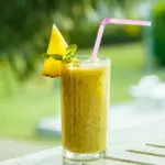 Casca de abacaxi: receitas práticas de chás e sucos para aproveitar ao máximo a fruta