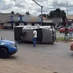 Camionete colide com meio-fio de ilha central da Avenida Contorno e tomba no leste de Goianésia