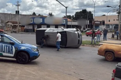 Camionete colide com meio-fio de ilha central da Avenida Contorno e tomba no leste de Goianésia