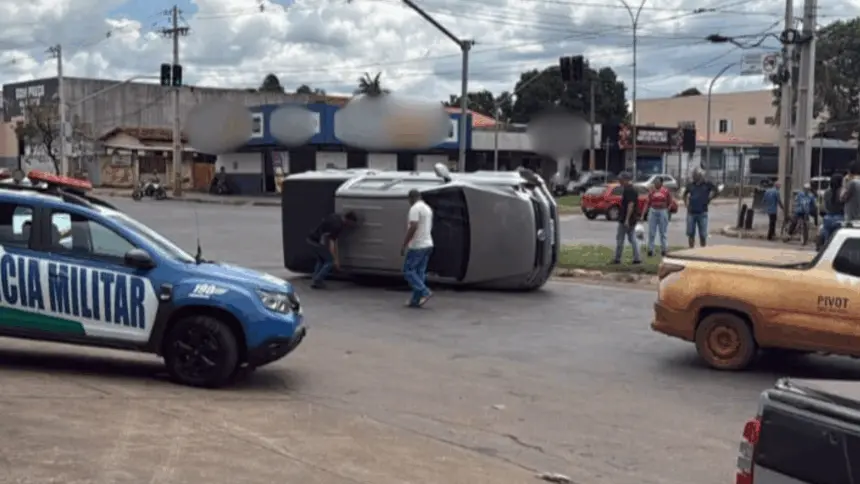 Camionete colide com meio-fio de ilha central da Avenida Contorno e tomba no leste de Goianésia