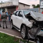 Carro colide em árvore e deixa duas pessoas feridas no oste de Goianésia