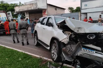 Carro colide em árvore e deixa duas pessoas feridas no oste de Goianésia