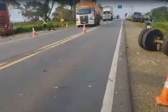 Colisão entre ônibus e caminhão deixa dois mortos na BR-153