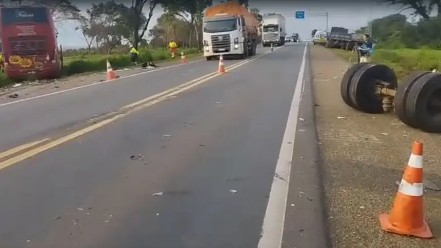 Colisão entre ônibus e caminhão deixa dois mortos na BR-153 Colisão entre ônibus e caminhão deixa dois mortos na BR-153