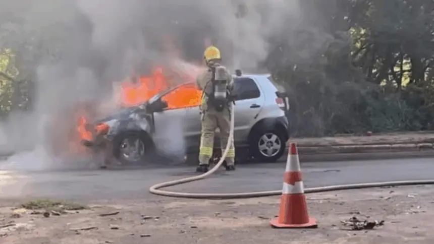 Corpo de Bombeiros é acionado para controlar incêndio em veículo no oste de Goianésia Corpo de Bombeiros é acionado para controlar incêndio em veículo no oste de Goianésia