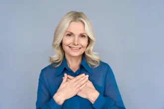 Envelhecimento feminino: entenda como as mudanças acontecem juntas