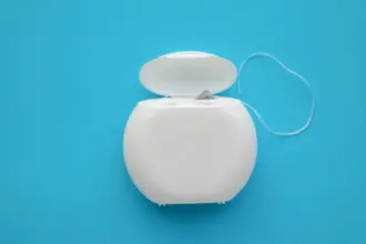 Você sabe usar o fio dental? 4 erros comuns e como evitá-los
