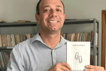 Escritor Anderson Alcântara lança novo livro “Poesia é coisa de vagabundo” após 14 anos sem publicações