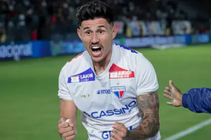 Bareiro marca, Fortaleza vence Bragantino e respira no Brasileirão