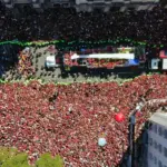 Famílias se juntam à multidão para festejar título do Flamengo no RJ