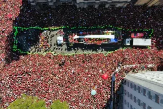 Famílias se juntam à multidão para festejar título do Flamengo no RJ