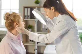 Celulite facial: conheça os sintomas e os perigos dessa condição para a saúde