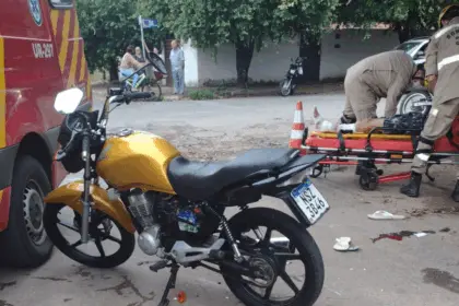 Motociclista fica gravemente ferido após colisão entre moto e carro no leste de Goianésia