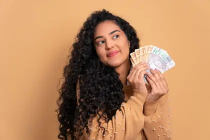 Recebeu o 13º salário? Veja como usá-lo com consciência para virar o ano no azul