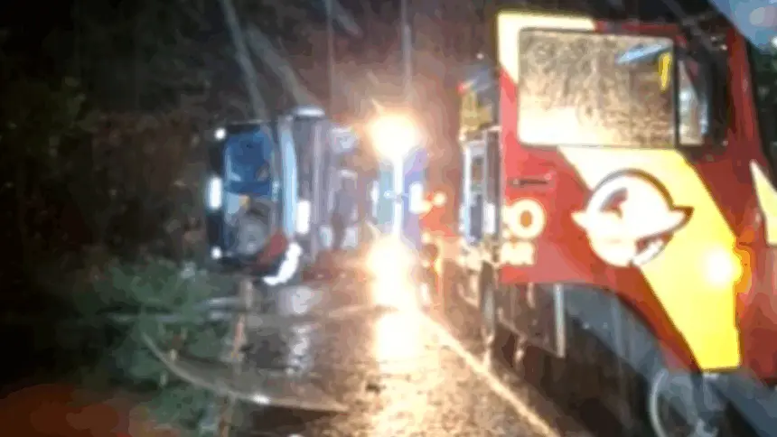 Ônibus tomba na GO-060, e deixa três mortos e 35 feridos